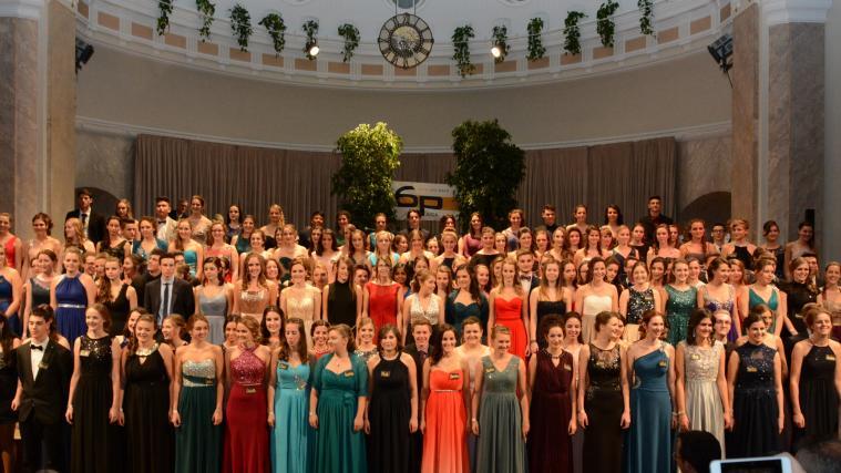 Über 157 Maturantinnen und Maturanten feierten gemeinsam mit ihren Familien und Freunden den Ferrari Ball.
