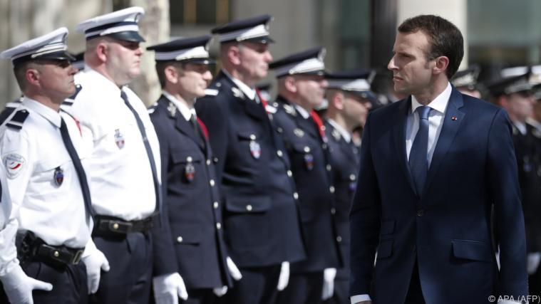 Präsident Macron mit Polizeioffizieren Foto: APA (AFP)