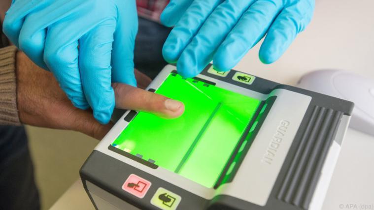Ohne Fingerabdruck gibt es in Zukunft keine Personalausweise mehr. - Foto: APA (dpa)