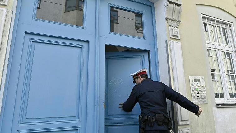 Sechs Wochen nach der Tat untersucht die Polizei den Tatort. - Foto: APA