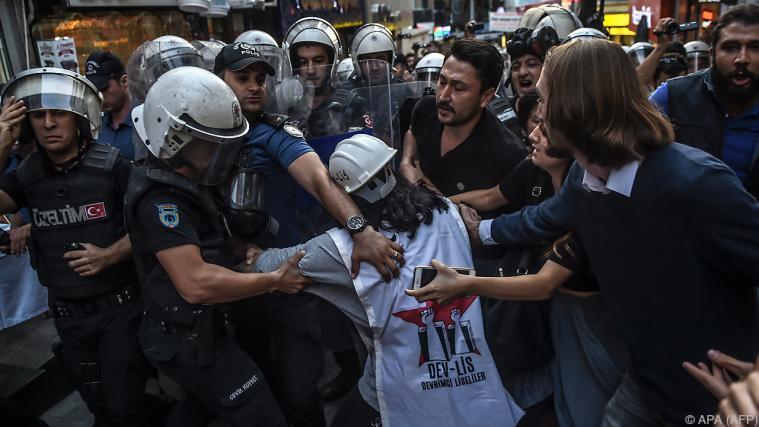 Die Polizei ging hart gegen die Arbeiter vor Foto: APA (AFP)