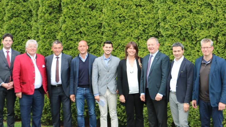 Im Bild von links: HGV-Direktor Thomas Gruber, Herbert Hintner, Eppan, HGV-Bezirksobmann Gottfried Schgaguler, Michael Platzgummer, Wolkenstein, Karl Morandell, Kaltern, Judith Kelder Schenk, St. Christina, HGV-Präsident Manfred Pinzger, Klaus Berger, Obmann des Gebietes Bozen/Überetsch/Unterland und Michael Senoner, Obmann des Gebietes Schlern/Rosengarten/Gröden.