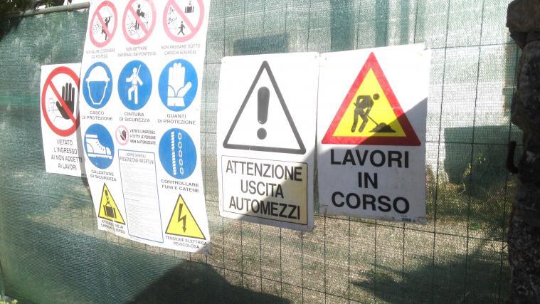 Einsprachig-italienisch beschilderte Baustelle in Kaltern