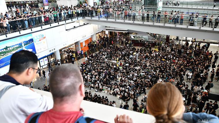 Demonstranten versammelten sich in der Abflughalle. - Foto: APA (AFP)