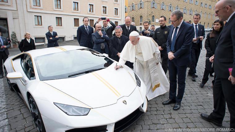 Der Lamborghini mit Lackstift-Autogramm des Papstes. - Foto: APA (AFP/OSSERVATORE ROMANO)