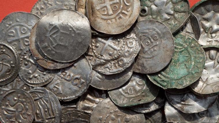 Ein Silberschatz wurde auf Rügen gefunden. - Foto: APA (dpa)