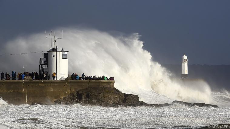 Schottland, Wales und der Nordwesten Englands sind vor Ophelia gewarnt. - Foto: APA/AFP