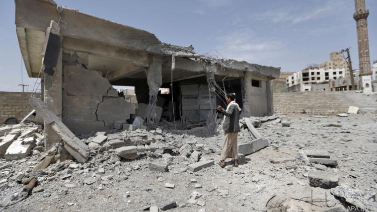 Nach dem Angriff werden die Schäden begutachtet Foto: APA (AFP)
