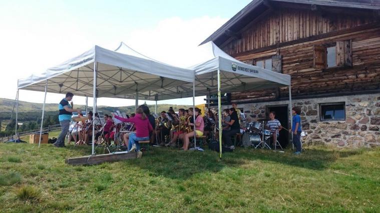 Die 37 Jungmusikanten beim Proben auf der Kreuzer Alm in Barbian