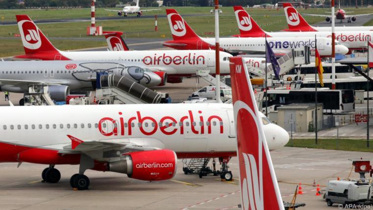 ARCHIV - Maschinen der Fluggesellschaft Air Berlin stehen am 21.09.2017 auf dem Flughafen in Berlin-Tegel. Für die Techniksparte der insolventen Air Berlin endet an diesem Freitag die Bieterfrist. Foto: APA (dpa)