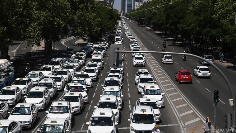 Taxi-Fahrer verstopften die Castellana-Allee in Madrid. - Foto: APA (AFP)
