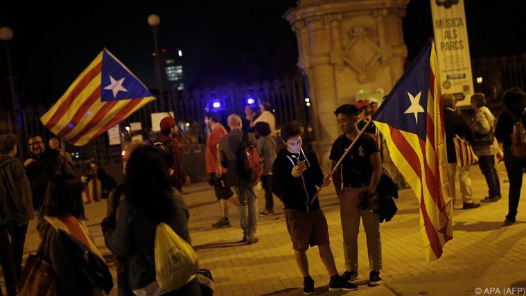 Anhänger der Unabhängigkeit gehen in Barcelona auf die Straße. -Foto: APA (AFP)