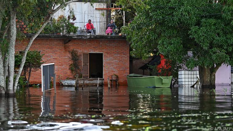 In Asuncion nähert sich der Hochwasserstand dem "Katastrophen"-Niveau. - Foto: APA (AFP)