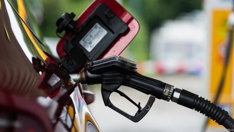Die EU will Verwirrungen auf Tankstellen im EU-Ausland vorbeugen. - Foto: APA/dpa
