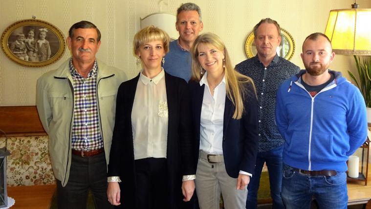 Im Bild von links: Georg Sinner, Mirjam Gatterer, Georg Sonnerer, Ortsobfrau Inge Heiss, Christoph Moser und Philipp Stoll.