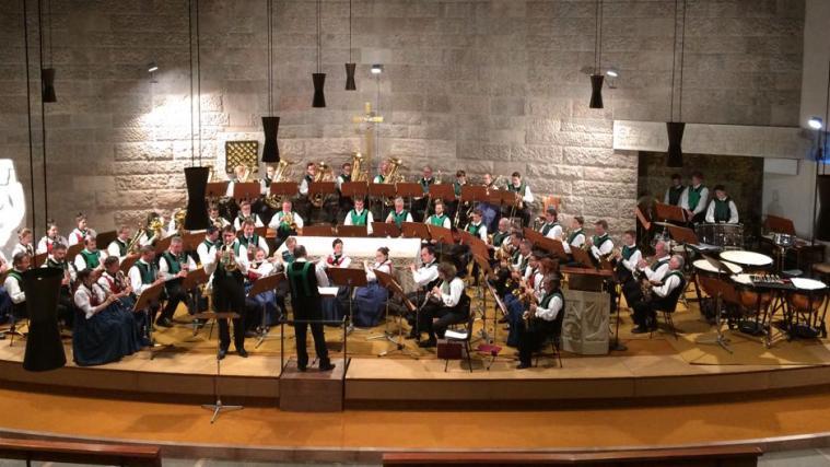 Die Algunder Musikkapelle bei ihrem Kirchenkonzert in der Pfarrkirche zum Hl. Josef. (Foto: Martina Gamper)