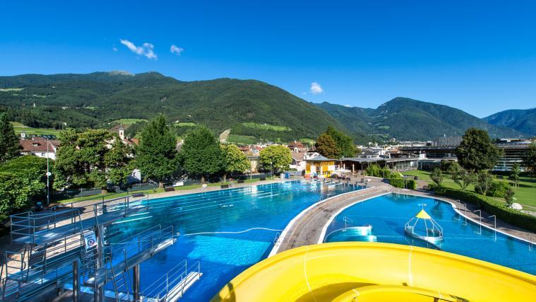Sofern das Wetter mitspielt, kann der Sommer im Freibad bis Mitte September richtig schön ausklingen.