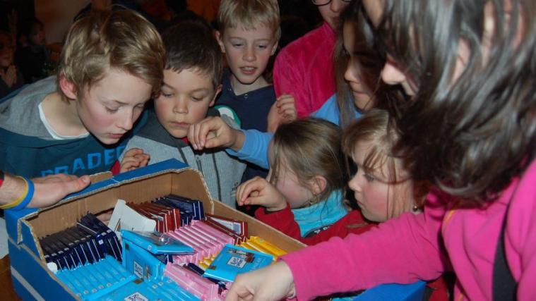 Für alle Ministranten gab es ein Erinnerungsgeschenk. Foto/Copyright: Jugenddienst Wipptal