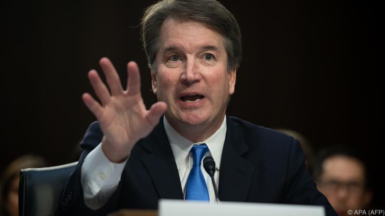 Trotz schwerer Missbrauchsvorwürfe gegen Brett Kavanaugh hat die Kandidatur des Richters für den US-Supreme Court eine wichtige nächste Hürde genommen. - Foto: APA (AFP)