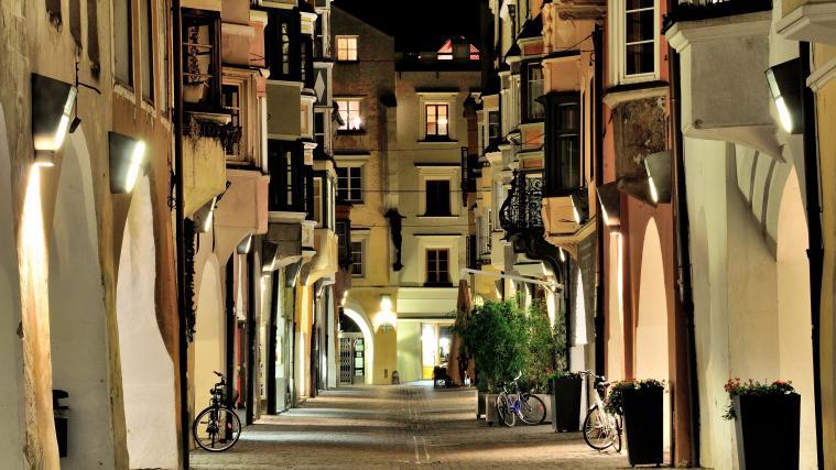 Die Altstadt von Brixen soll an Fernwärme und Glasfaserinternet angeschlossen werden.