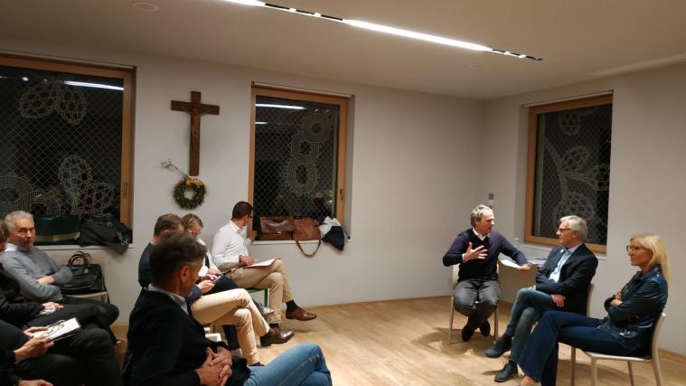 EU-Talk in Terlan (v.r.): Norbert Lantschner (Grüne) und Renate Holzeisen (Team Köllensperger) diskutieren mit Josef Bernhart (Eurac Research)