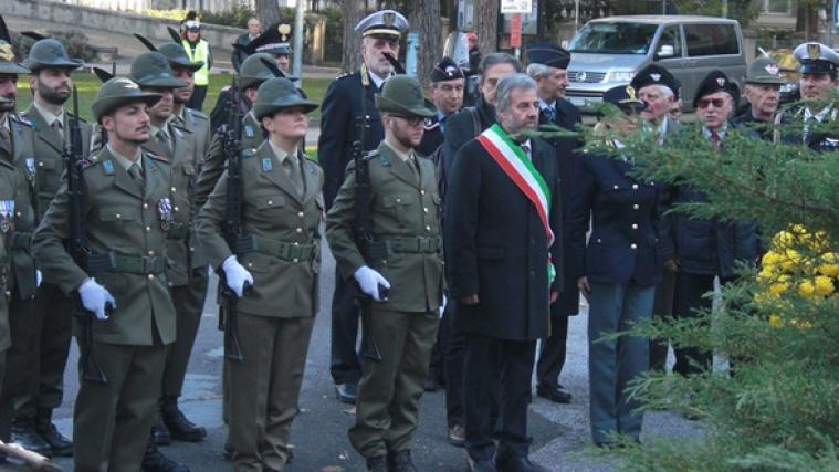 BM der Grünen, Paul Rösch bei Alpini-Feier in Meran
