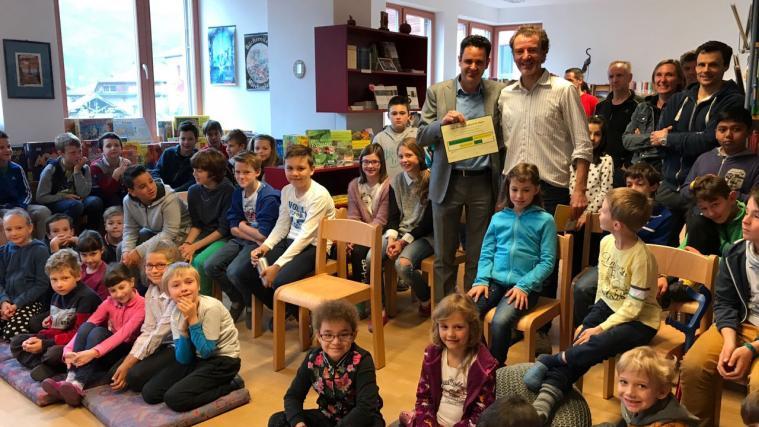 Grundschule Vilpian mit Elternvertreter Daniel Campisi und Kinderdorf Mitarbeiter Roland Feichter