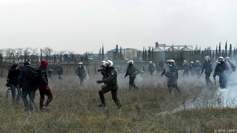 Die Beamten feuerten Tränengas ab. - Foto: APA/AFP