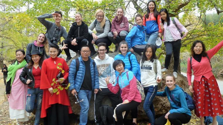 Beim Sonntagsausflug mit chinesischen Freunden entdeckt die FOS-Schülergruppe die fernöstliche Kultur und übt sich im Mandarin.