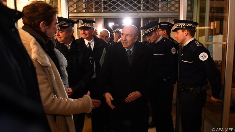 Innenminister Collomb machte sich in Calais ein Bild der Lage. - Foto: APA (AFP)