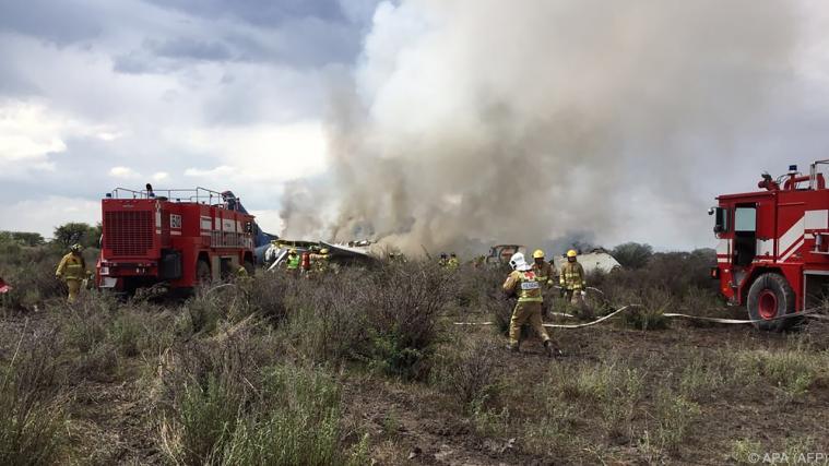 Nach dem Unfall brach in der Maschine ein Feuer aus. - Foto: APA (AFP)