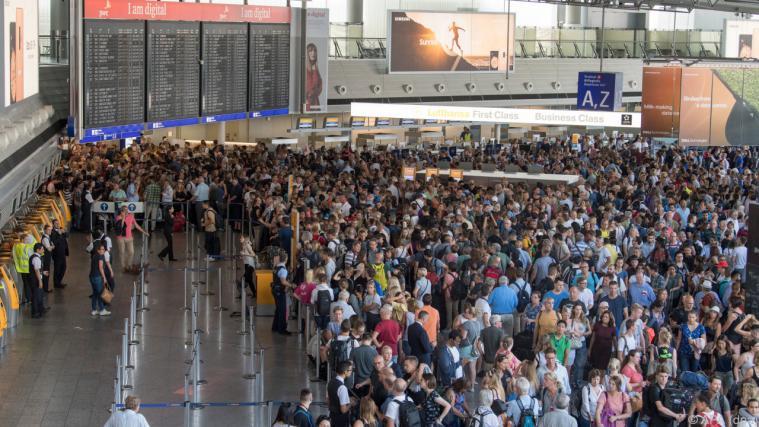 Tausende Passagiere dicht gedrängt am Frankfurter Flughafen. - Foto: APA (dpa)