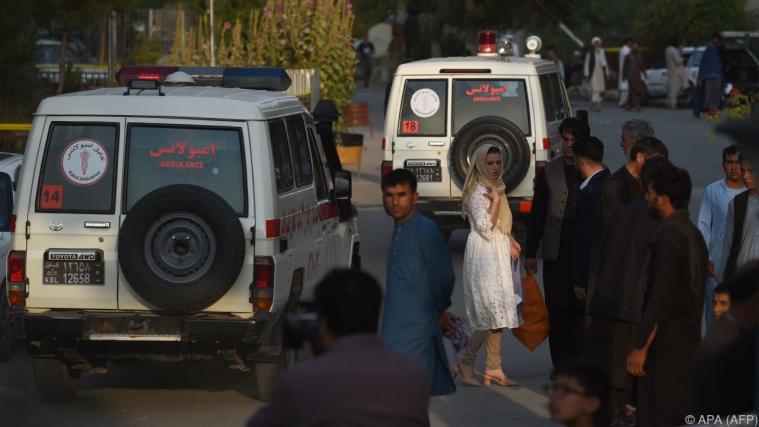 Ambulanzwagen transportieren Verletzte vom Ort des Anschlags ab Foto: APA (AFP)