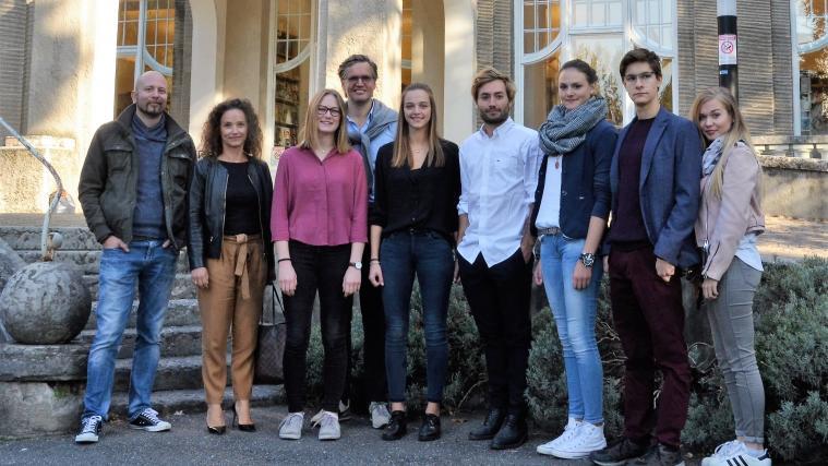 Beim Entrepreneurship-Tag an der Fos überzeugten sie mit Ideen und Geschichten: von links nach rechts Michael Marcenich, Petra Gratl, Magdalena Telfser, Patrick Pedevilla, Claudia Vorhauser, Maicol Verzotto, Selina Mazoll, Alex Zanettini, Sonja Niederkofler
