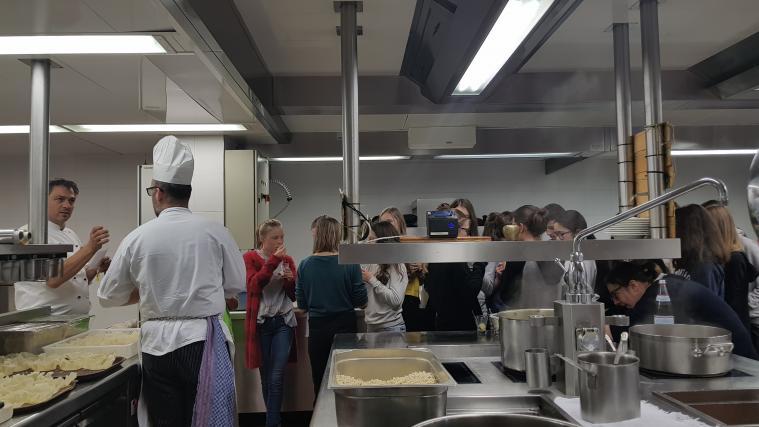 Die Schülerinnen und Schüler durften hinter die Kulissen der Küche des Hotels Santer blicken. Foto: HGJ