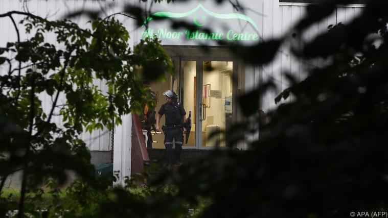 Polizist vor dem Eingang der Al-Nour-Moschee in Bärum Foto: APA (AFP)