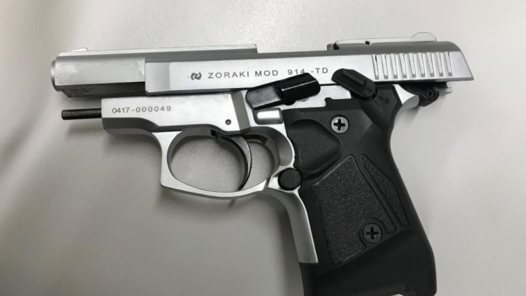 Wohl aus Langeweile schoss der junge Mann aus dem Fenster Foto: APA (LPD WIEN)