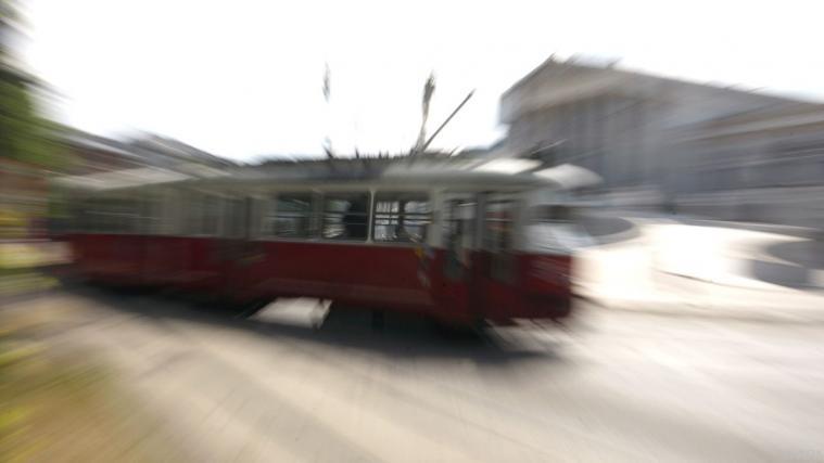 Ein junger Mann wurde zwischen 2 Bahnwaggons eingeklemmt. Bild: Symbolbild