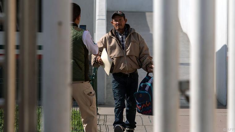 Der Honduraner Carlos Gomez (55) wurde nach Tijuana gebracht Foto: AFP