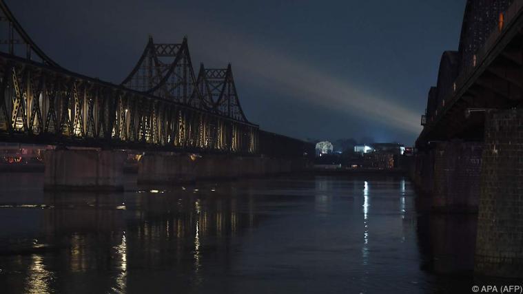 Eisenbahnbrücke zwischen China und Nordkorea in Dandong. - Foto: APA (AFP)