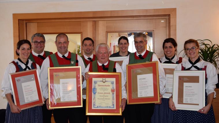 Foto: v.l.n.r.: Silvia Ratschiller, Vize-Obmann Dieter Pinggera, Kapellmeister Georg Horrer, Alber Fabian, Ehrenmitglied Heinrich Donner, Verena Chizzali, Obmann Manfred Horrer, Tanja Horrer und Katharina Holzner.