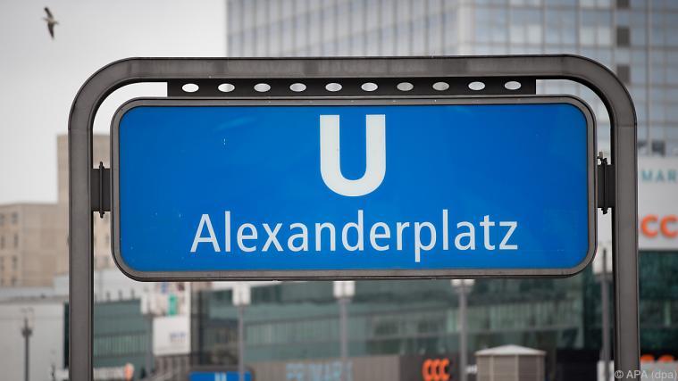 Straßenschlacht am Alexanderplatz. - Foto: APA (dpa)