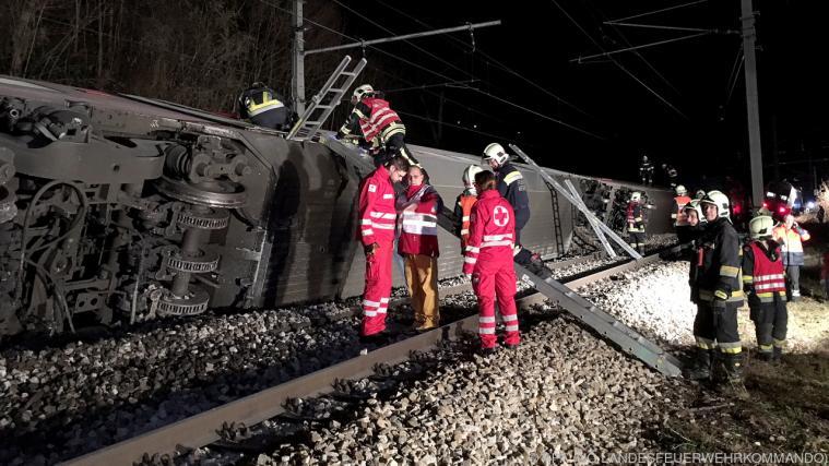 Rettungskräfte neben umgestürzten Waggons in Kritzendorf. - Foto: APA (NÖ LANDESFEUERWEHRKOMMANDO)