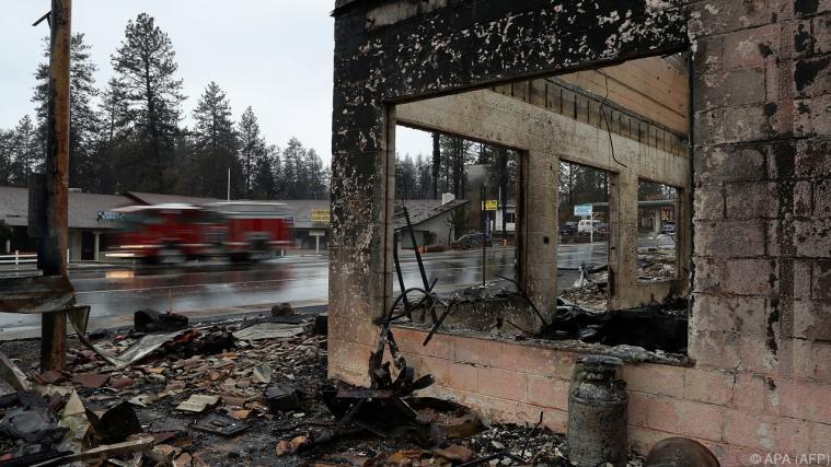 Die Flammen sind zu 85 Prozent eingedämmt. - Foto: APA (AFP)