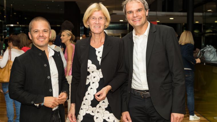 Gesprächspartner (v.l.n.r.): Stefan Verra (Körpersprache-Experte) und Lydia Ninz (Wirtschaftsjournalistin aus Bozen/Wien) mit Josef Bernhart (Eurac Research, Moderator und Gastgeber) (Foto: Eurac Research/Ingrid Heiss)