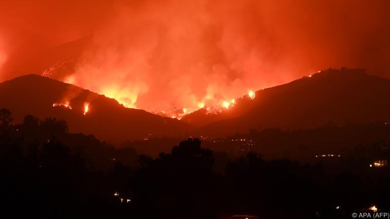 Feuer zerstörte in Kalifornien bereits hunderte Gebäude Foto: APA (AFP)