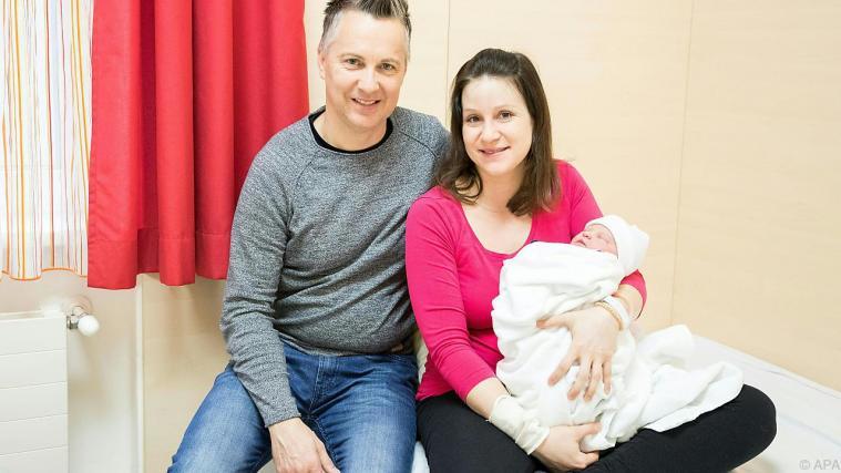 Neujahrsbaby Julia Marie mit ihren Eltern Foto: APA