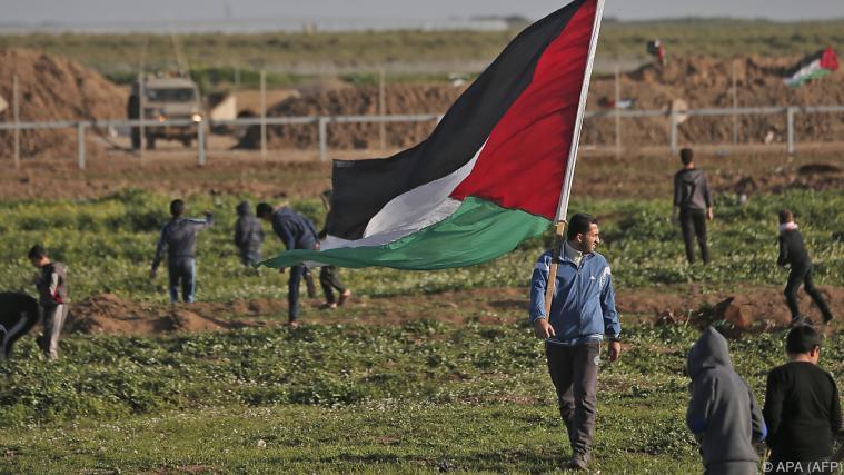 Tausende Palästinenser versammelten sich an verschiedenen Punkten an der Gaza-Grenze. - Foto: APA (AFP)