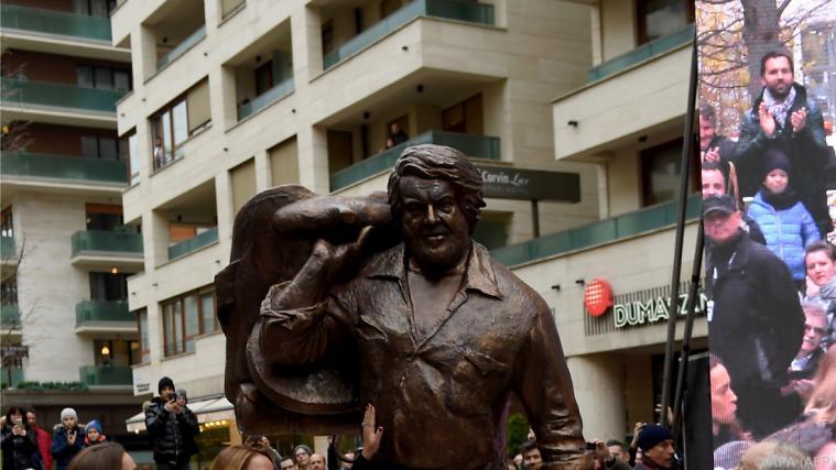 Der Bronze-Bud Spencer misst 2,40 Meter und wiegt mehr als 500 Kilogramm. -Foto: apa/afp)