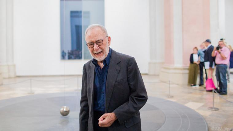 Gerhard Richter vor seinem Foucaultschen Pendel und einer Glastafel Foto: APA (dpa)